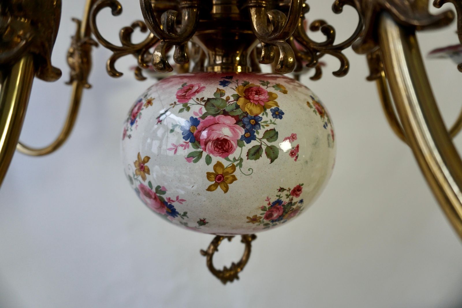 photo furniture Glorious Large Delft Chandelier In Brass And Porcelain Flowers