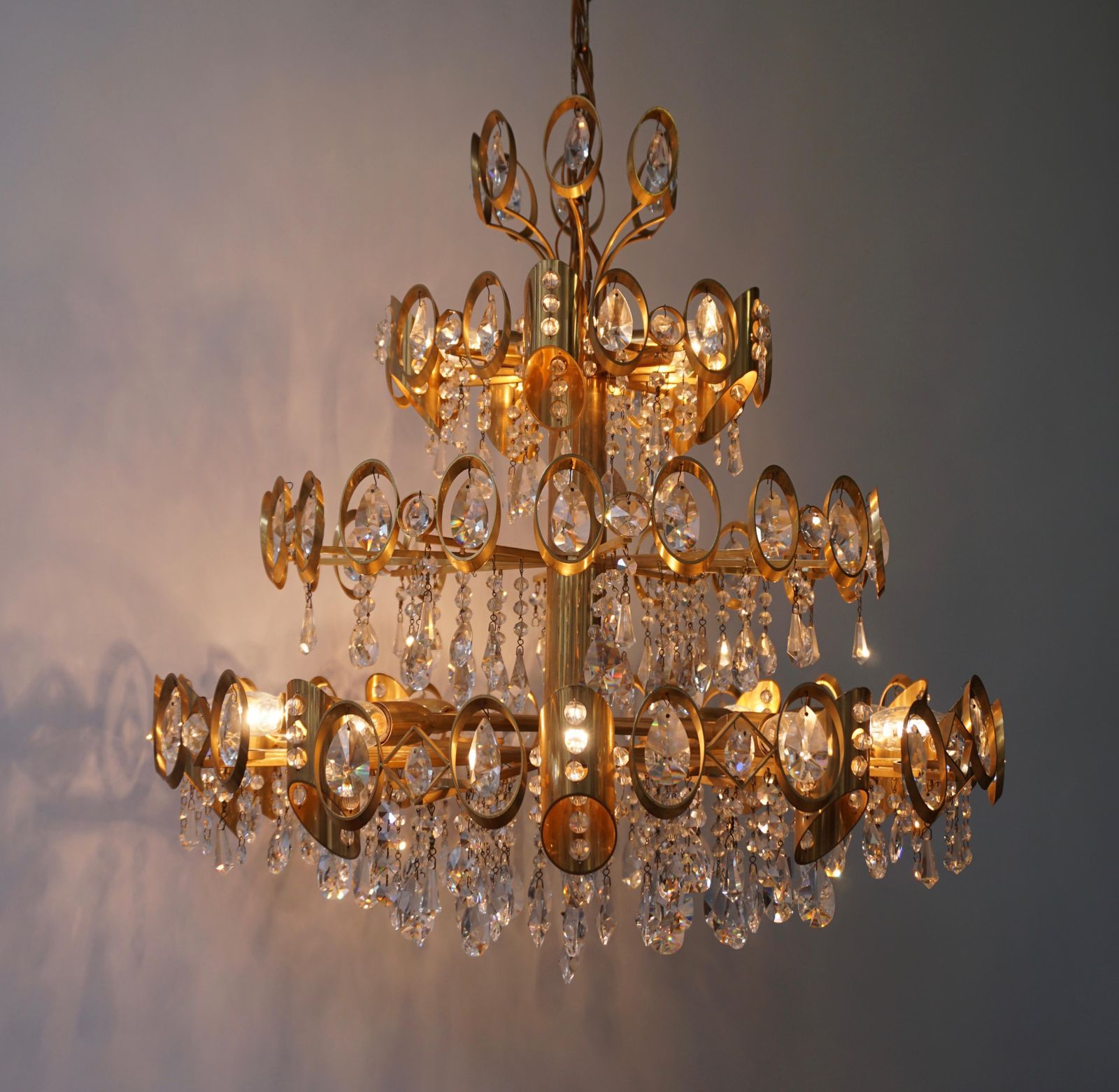 photo vinterior Glamorous Hollywood Regency Gilt Brass And Crystal Palwa Chandelier