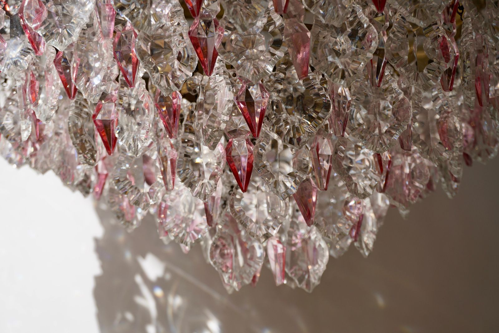 photo vintage Rare Italian Chandelier With Pink Crystals And Pink Roses