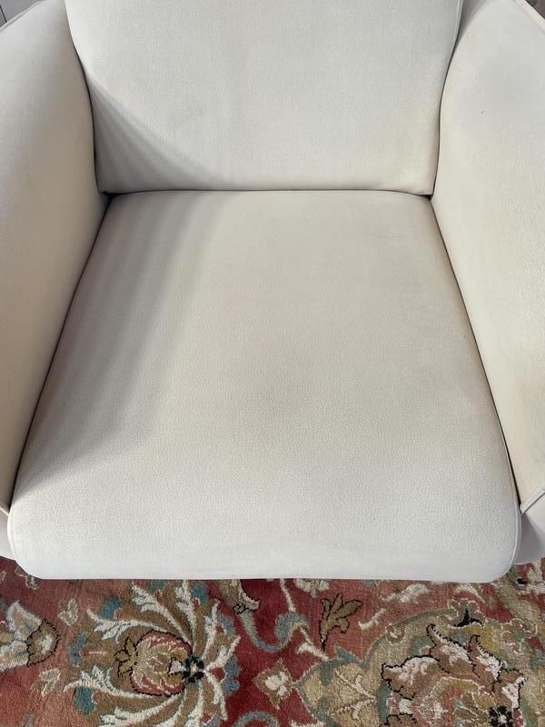 Paire De Fauteuils Contemporains En Suédine Beige photo vinterior