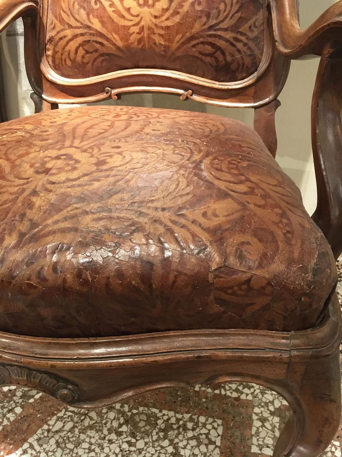 photo vinterior 1750 Venezia Pair Of Armchairs In Carved Walnut Original Embossed Leather Covers