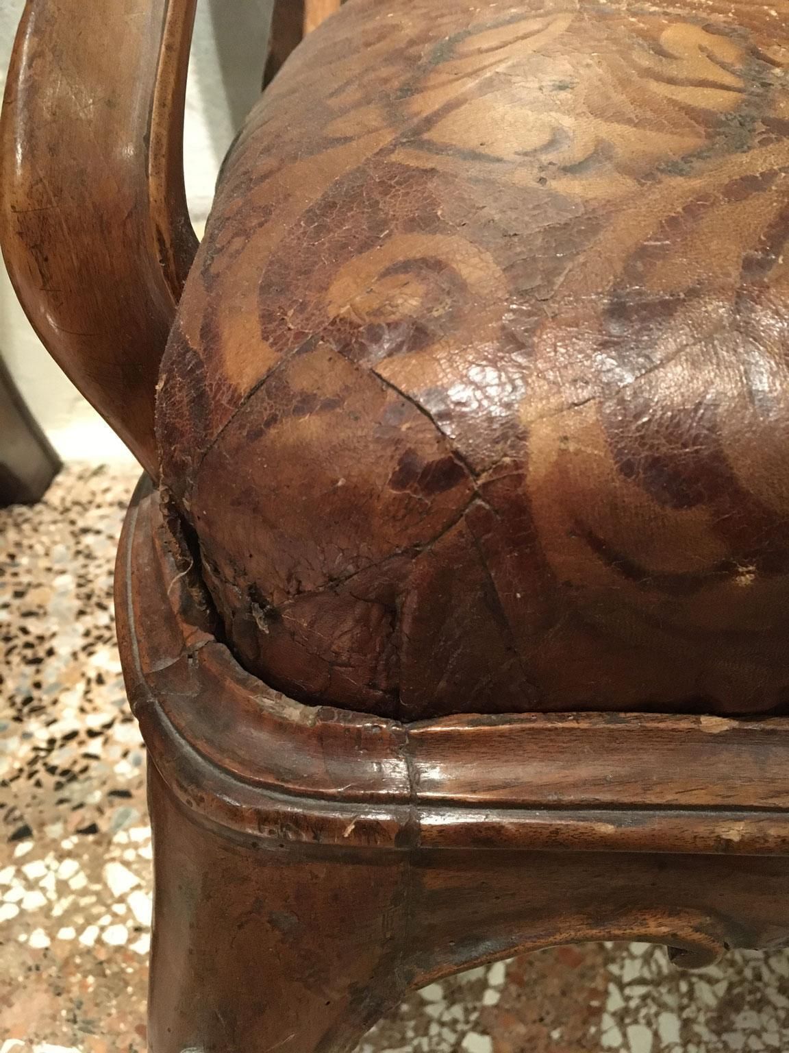 photo vintage 1750 Venezia Pair Of Armchairs In Carved Walnut Original Embossed Leather Covers