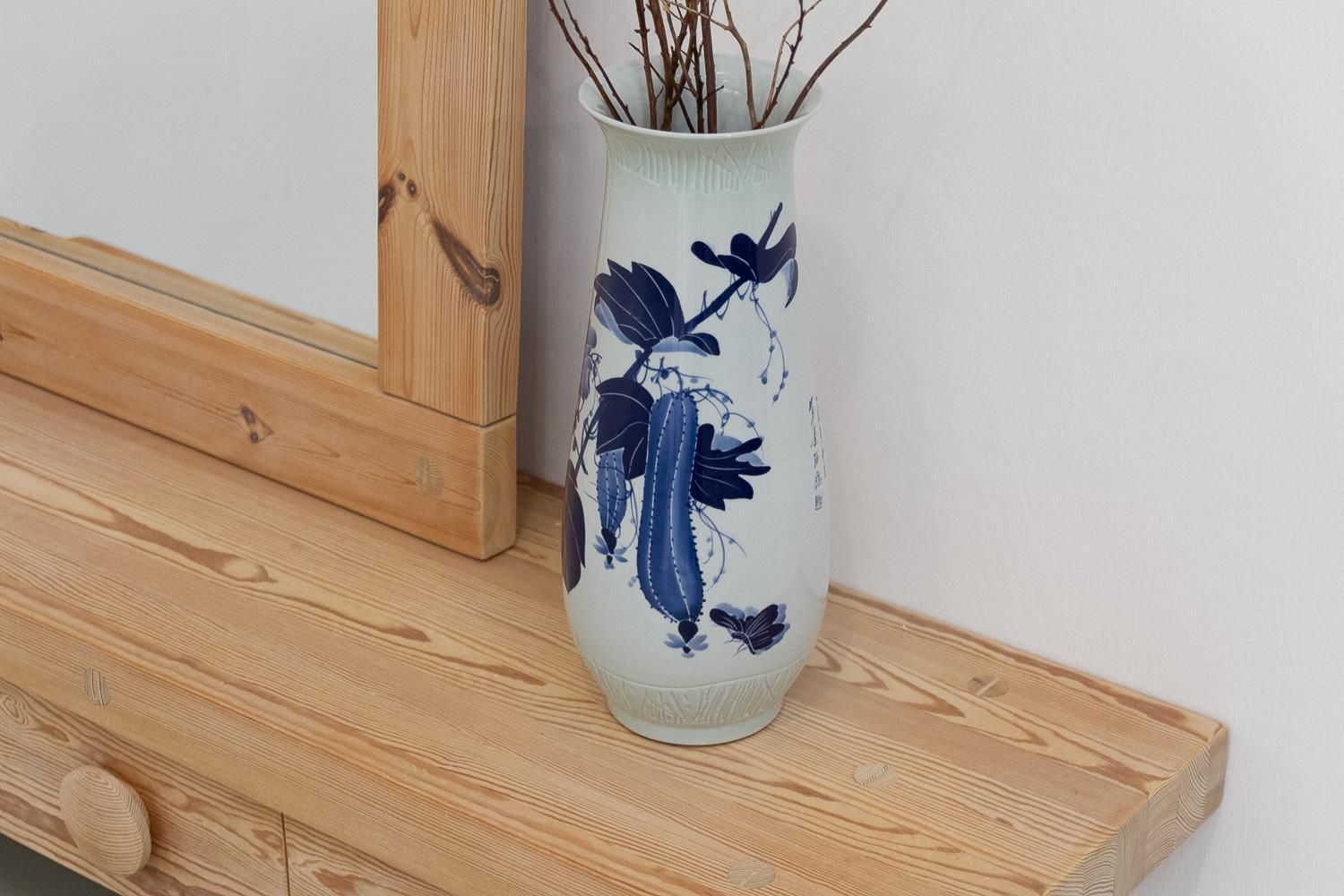 photo vinterior Chinese Blue And White Porcelain Vase, 1970s.