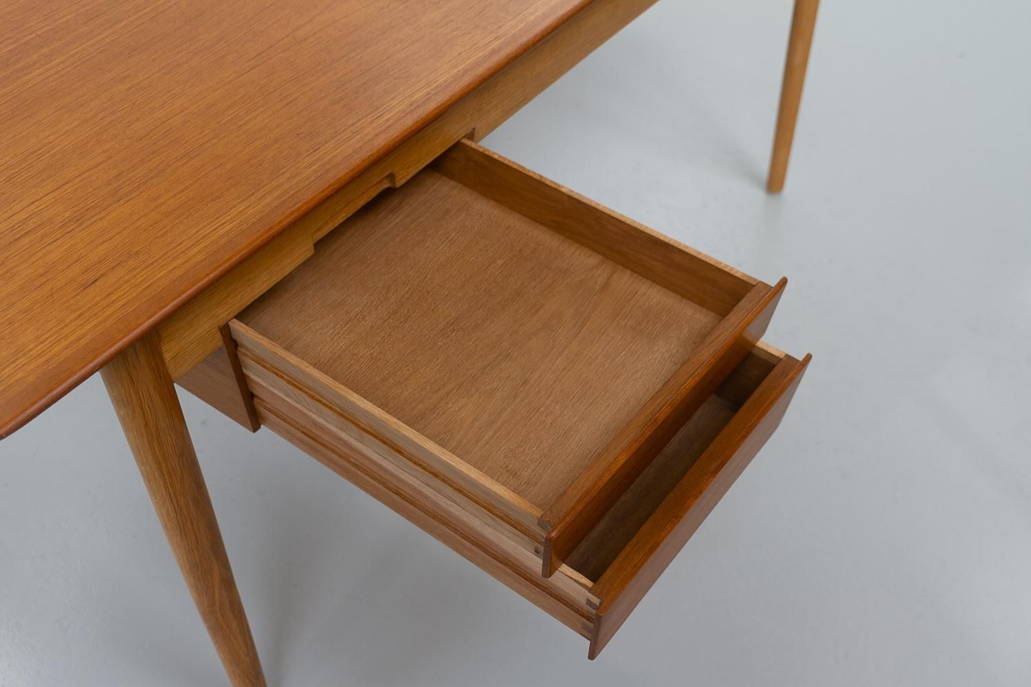 Danish Modern Teak And Oak Desk By Ib Kofod Larsen For Fredericia, 1956s. photo vinterior