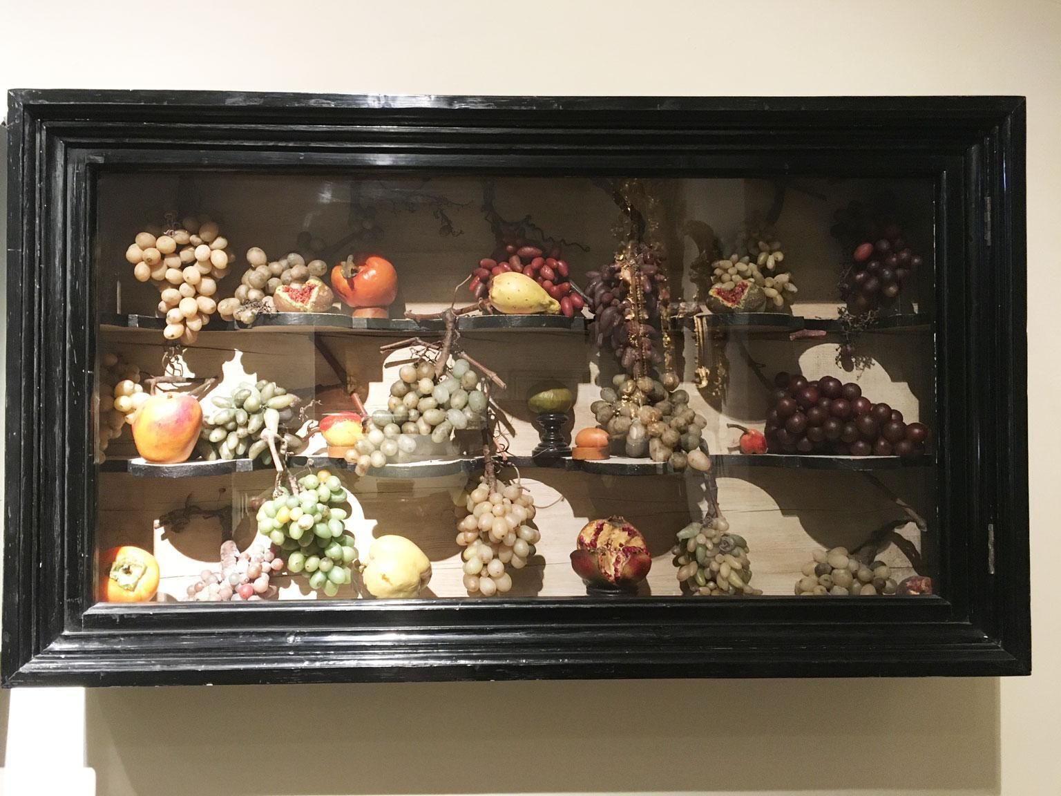 Paire de vitrines Wunderkammer en style baroque avec fruits artificiels en cire, Italie, vers 1850 photo 67989.0
