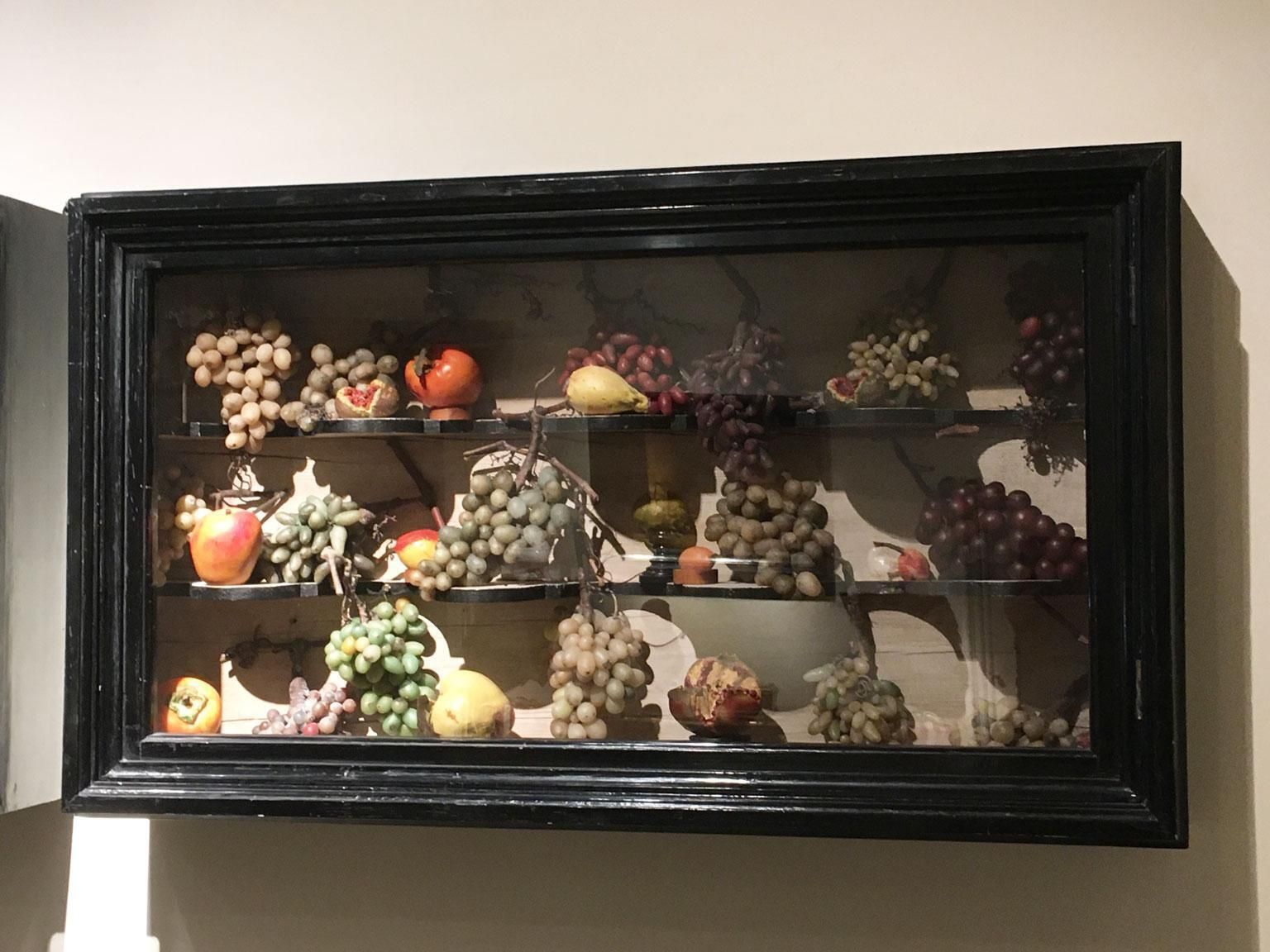 Paire de vitrines Wunderkammer en style baroque avec fruits artificiels en cire, Italie, vers 1850 photo vintage