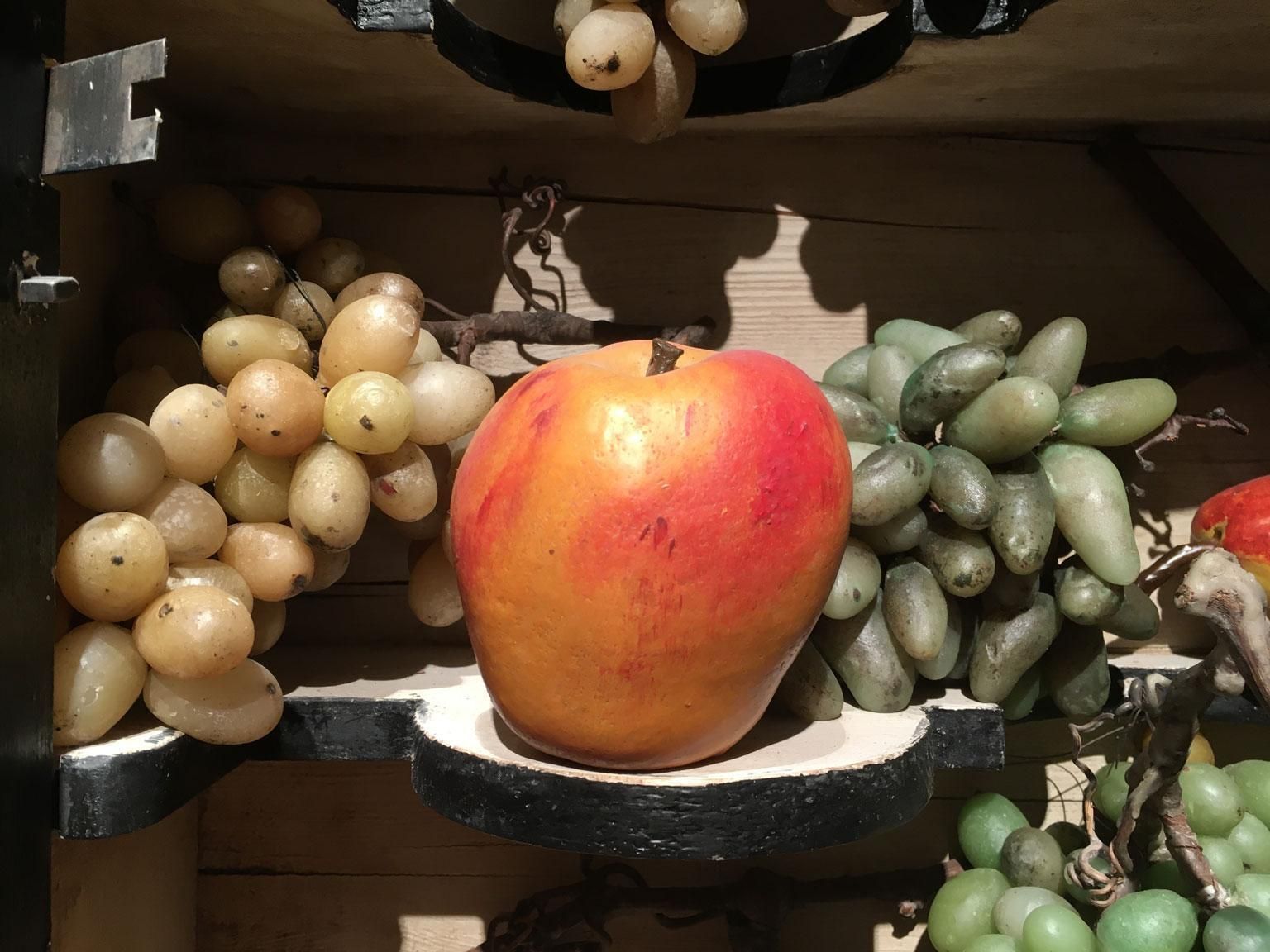 photo for sale Paire de vitrines Wunderkammer en style baroque avec fruits artificiels en cire, Italie, vers 1850