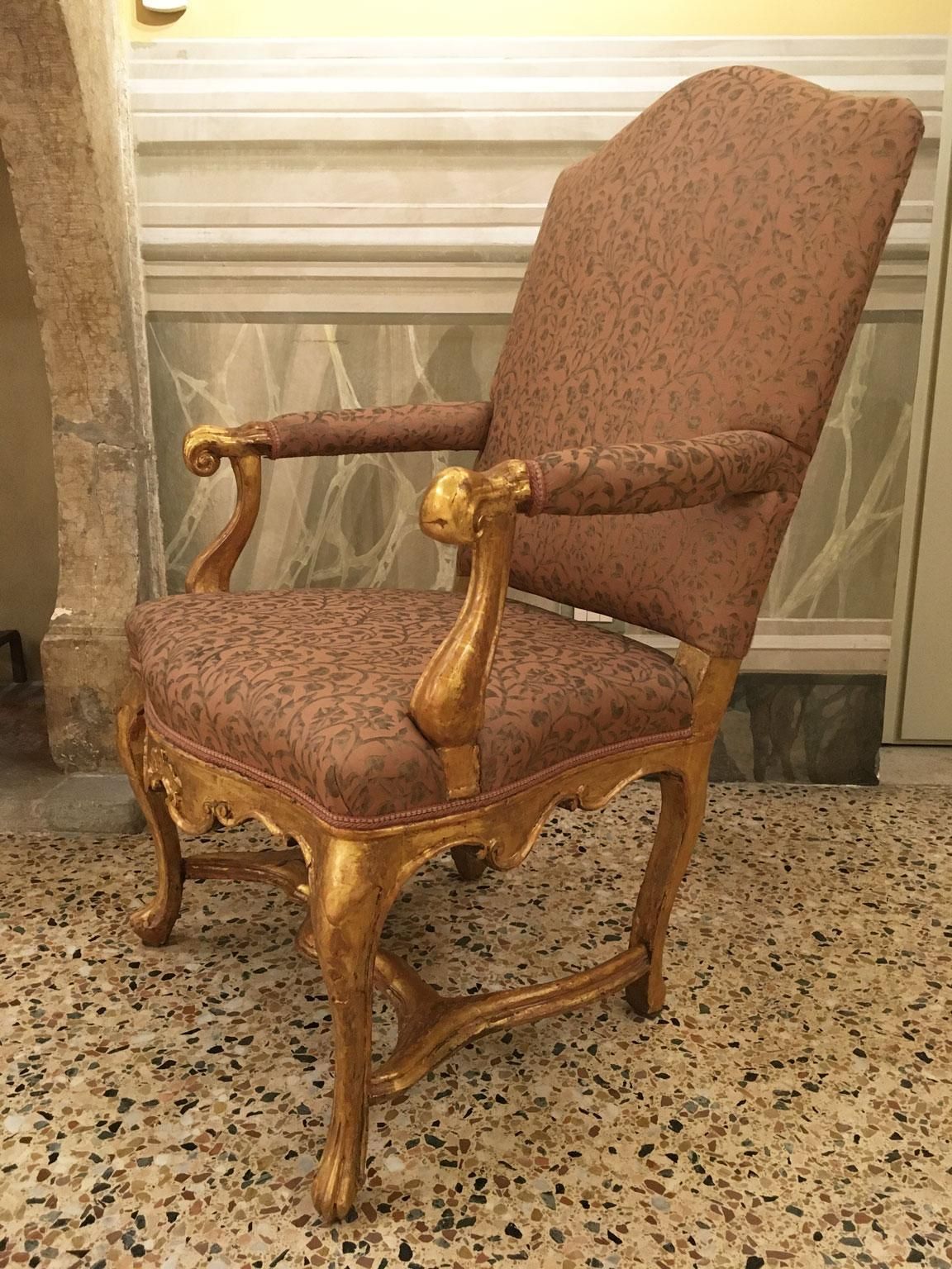 photo vinterior Venezia Italy Early 18th Century Set 5 Rococo Carved Giltwood Armchairs