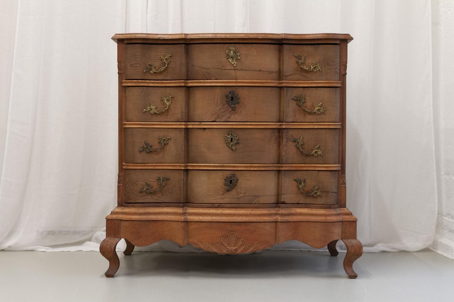 photo vintage Danish Rococo Serpentine Oak Chest Of Drawers, 1780s.