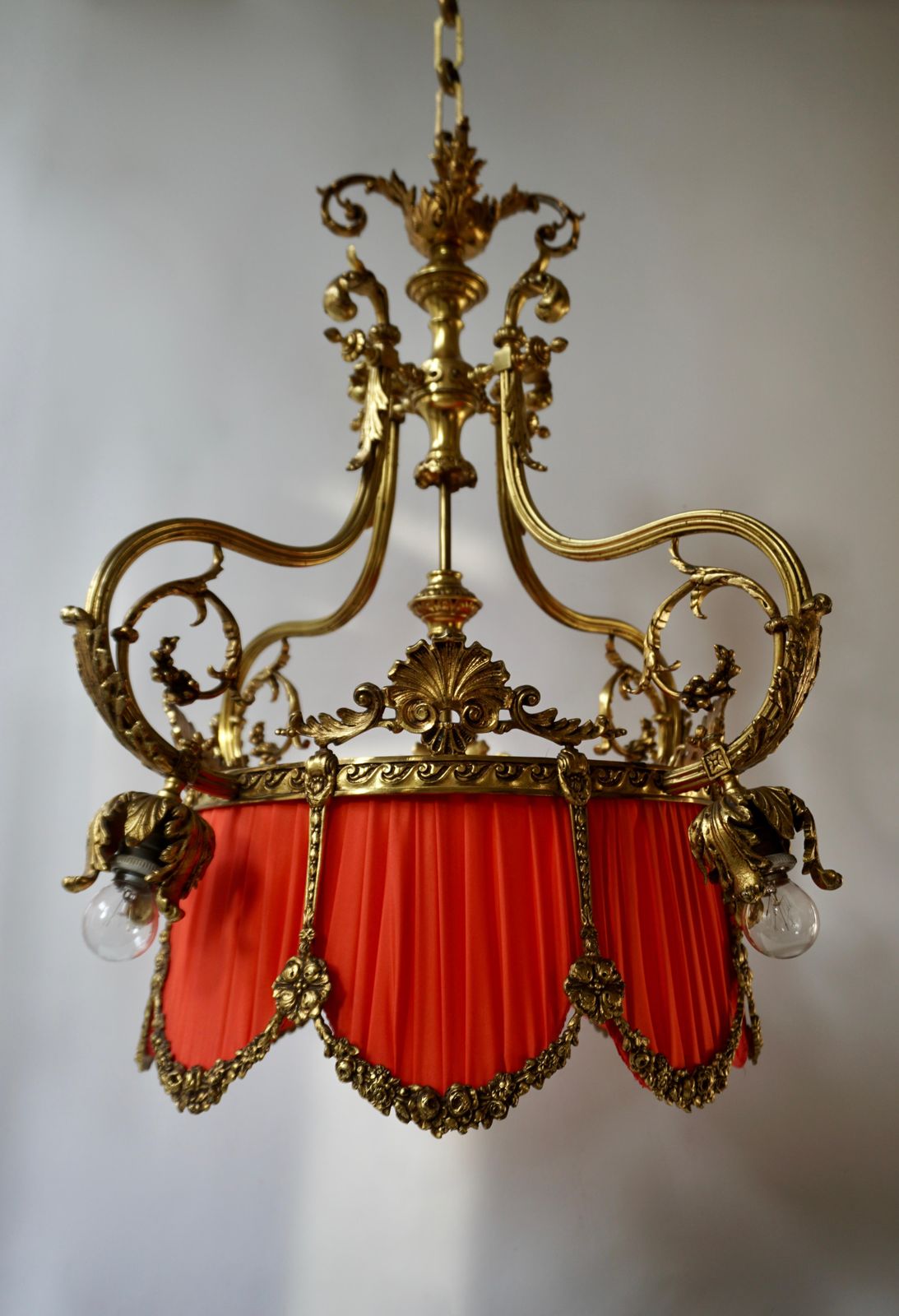 photo vintage Beautiful Palatial Bronze Chandelier In The Shape Of A Crown