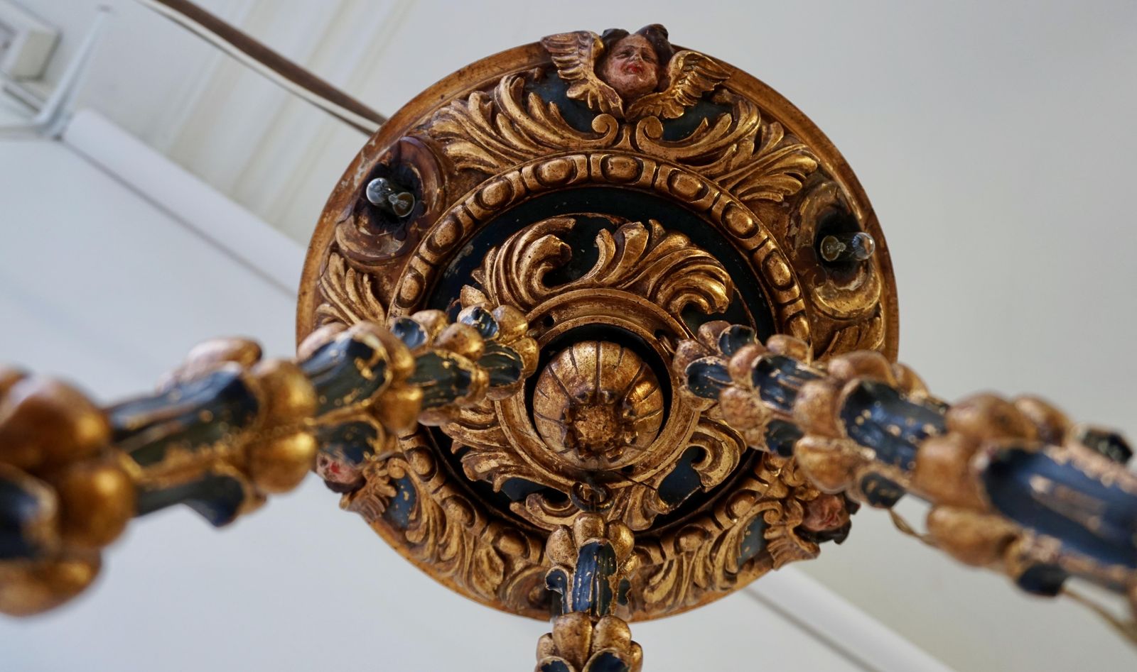 3824.0 Wonderful Italian Giltwood Cherubs Putti And Painted Fruit Torch Chandelier photo
