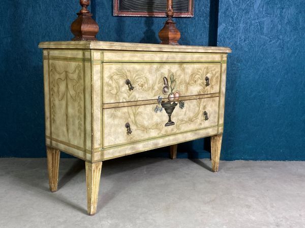 A Fine Highly Decorative Painted Chest Of Drawers photo vinterior