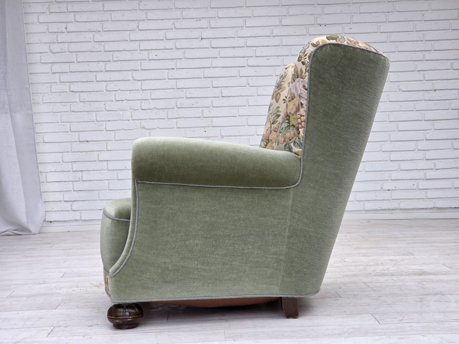 photo vinterior 1970s, Danish Relax Armchair, Green Furniture Velour, Original Condition.