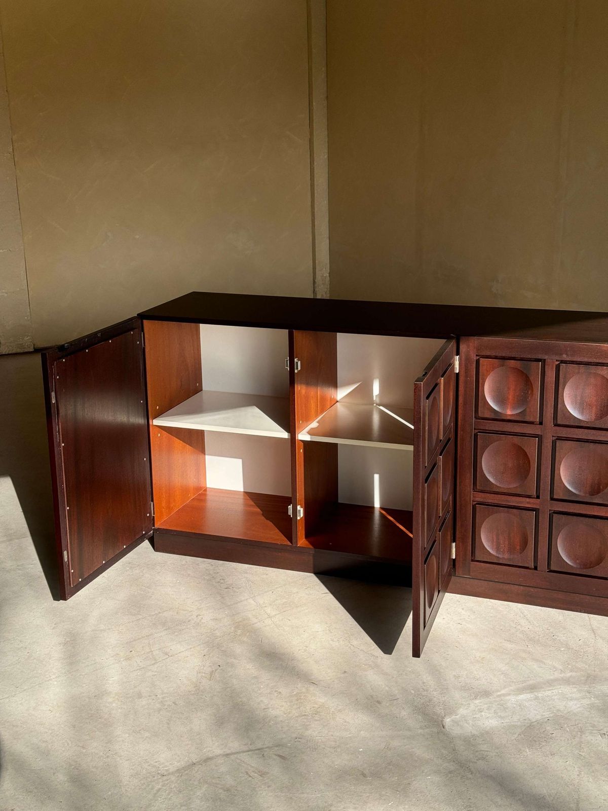 photo furniture Brutalistisch Dressoir In Bordeauxrood Gebeitst Eiken