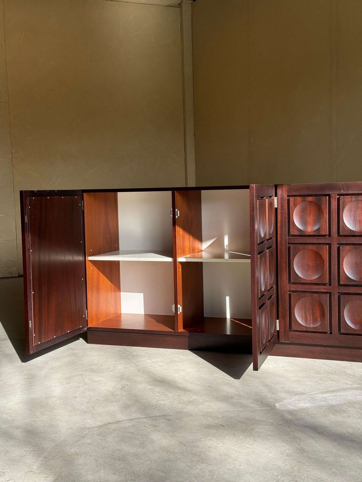 photo for sale Brutalistisch Dressoir In Bordeauxrood Gebeitst Eiken