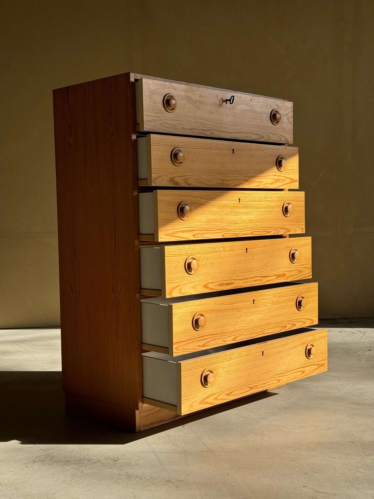 photo furniture Grenenhouten Ladekast