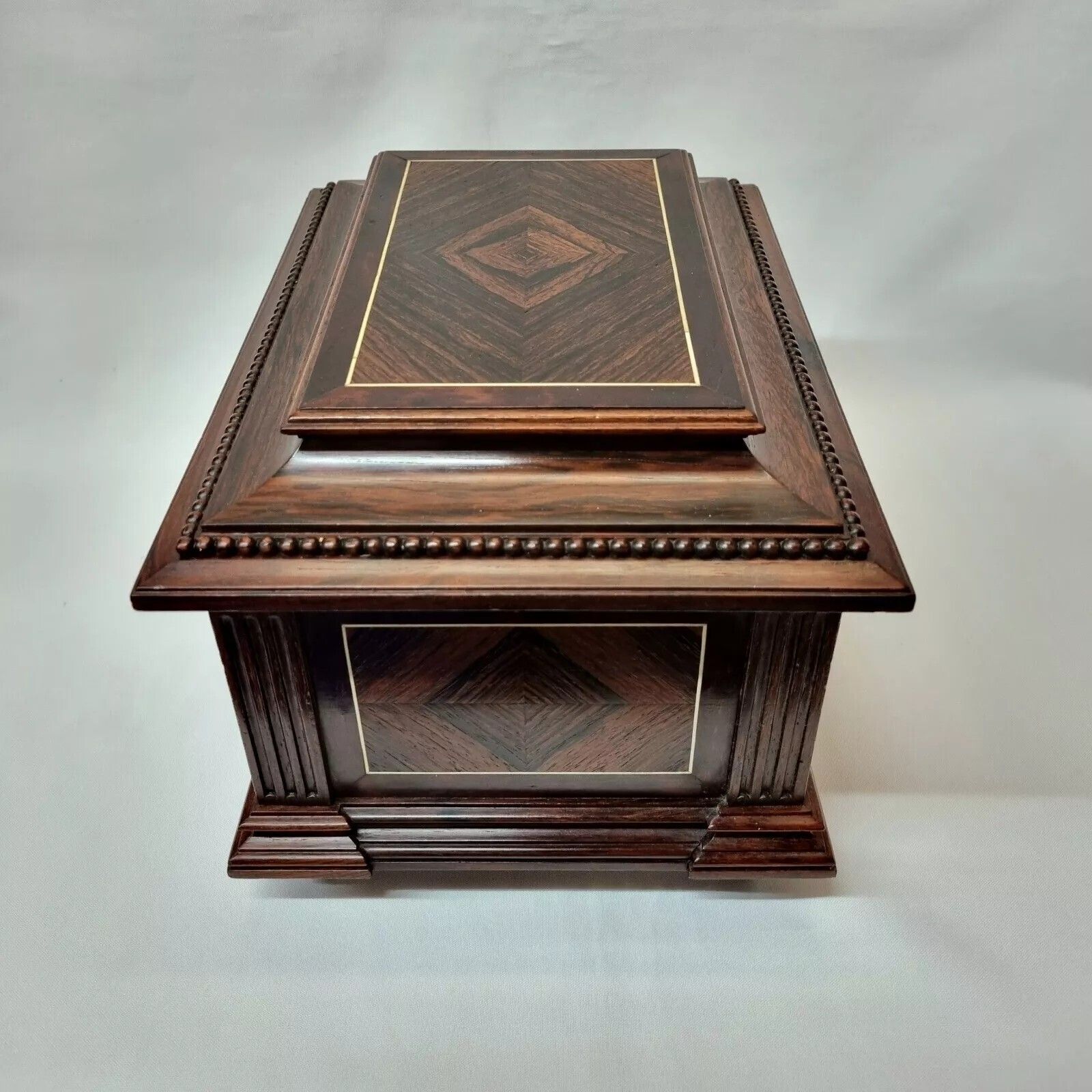 photo vintage A Beautiful Antique Rosewood Jewellery / Trinket Box Of Exceptional Quality In Lovely Original Condition With Key.