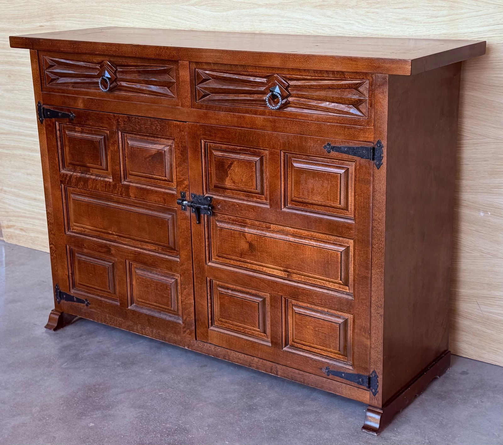 Crédence ou buffet baroque espagnol en noyer sculpté, trois tiroirs, style toscan, XIXe siècle photo Mobilier