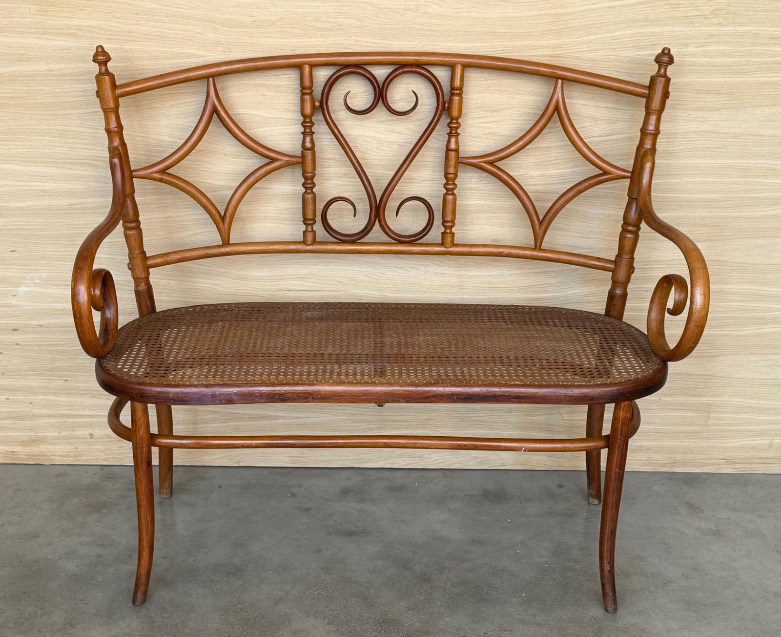 Canapé en bois courbé de style Thonet, siège canné, vers 1925 photo for sale