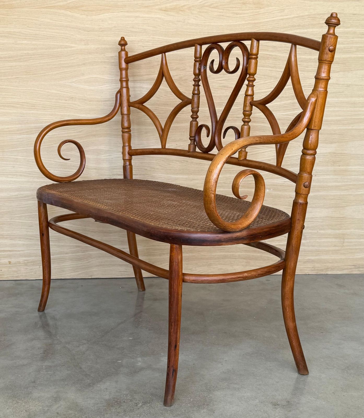 Canapé en bois courbé de style Thonet, siège canné, vers 1925 photo 3109.0