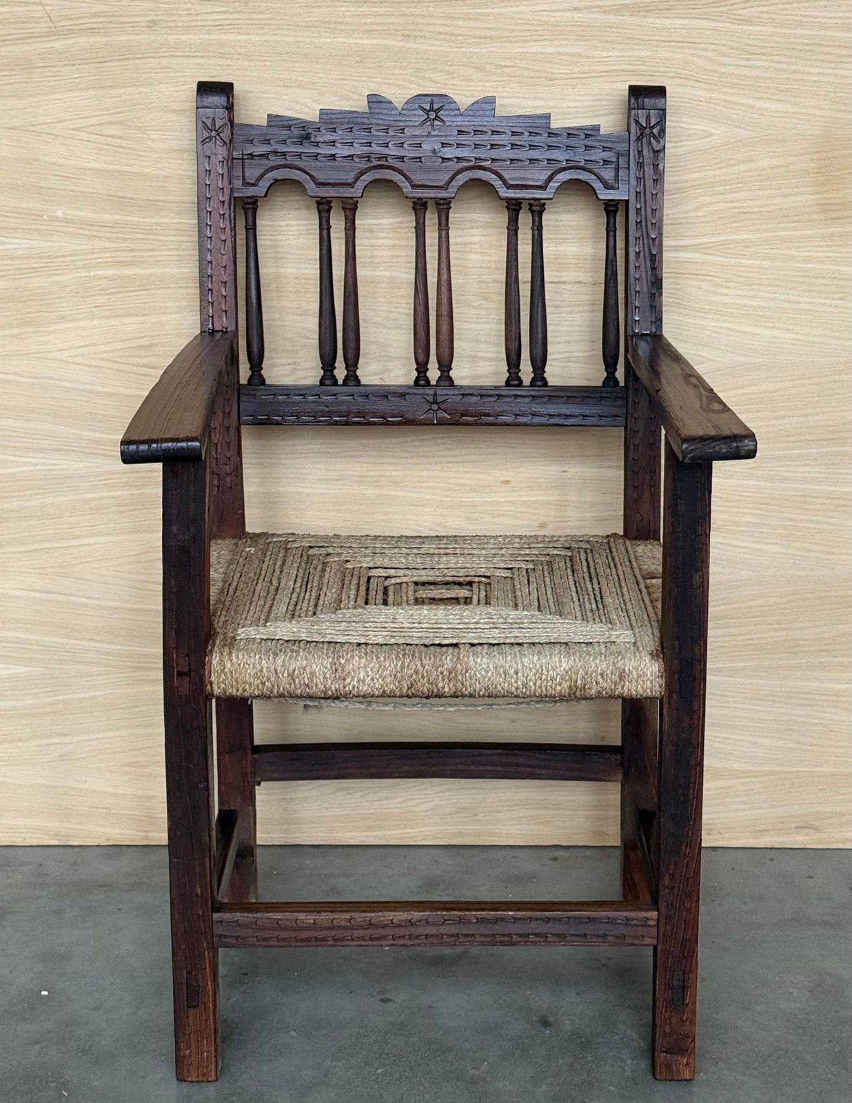 Paire de fauteuils catalans de style trône en noyer et sièges cannés, XXe siècle photo furniture