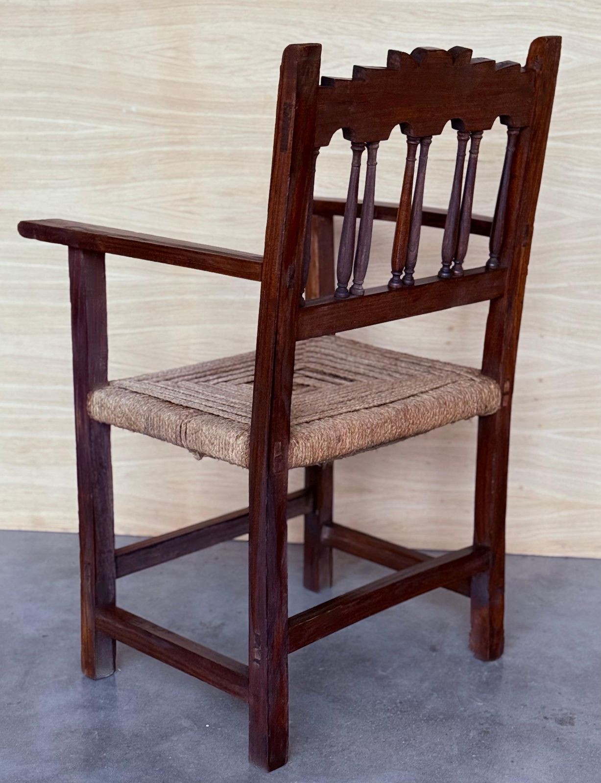 Paire de fauteuils catalans de style trône en noyer et sièges cannés, XXe siècle photo vintage