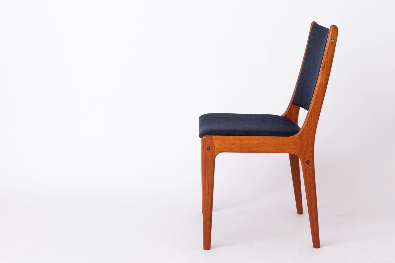 Set Of 5 Johannes Andersen Dining Chairs | Danish Teak Mid Century Design | 1960s Vintage Elegance photo vinterior