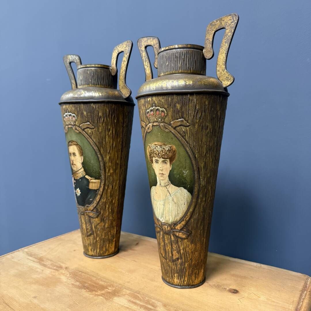 Set Van Twee Gedecoreerde Belgische Tinnen Vazen photo Woonaccessoires