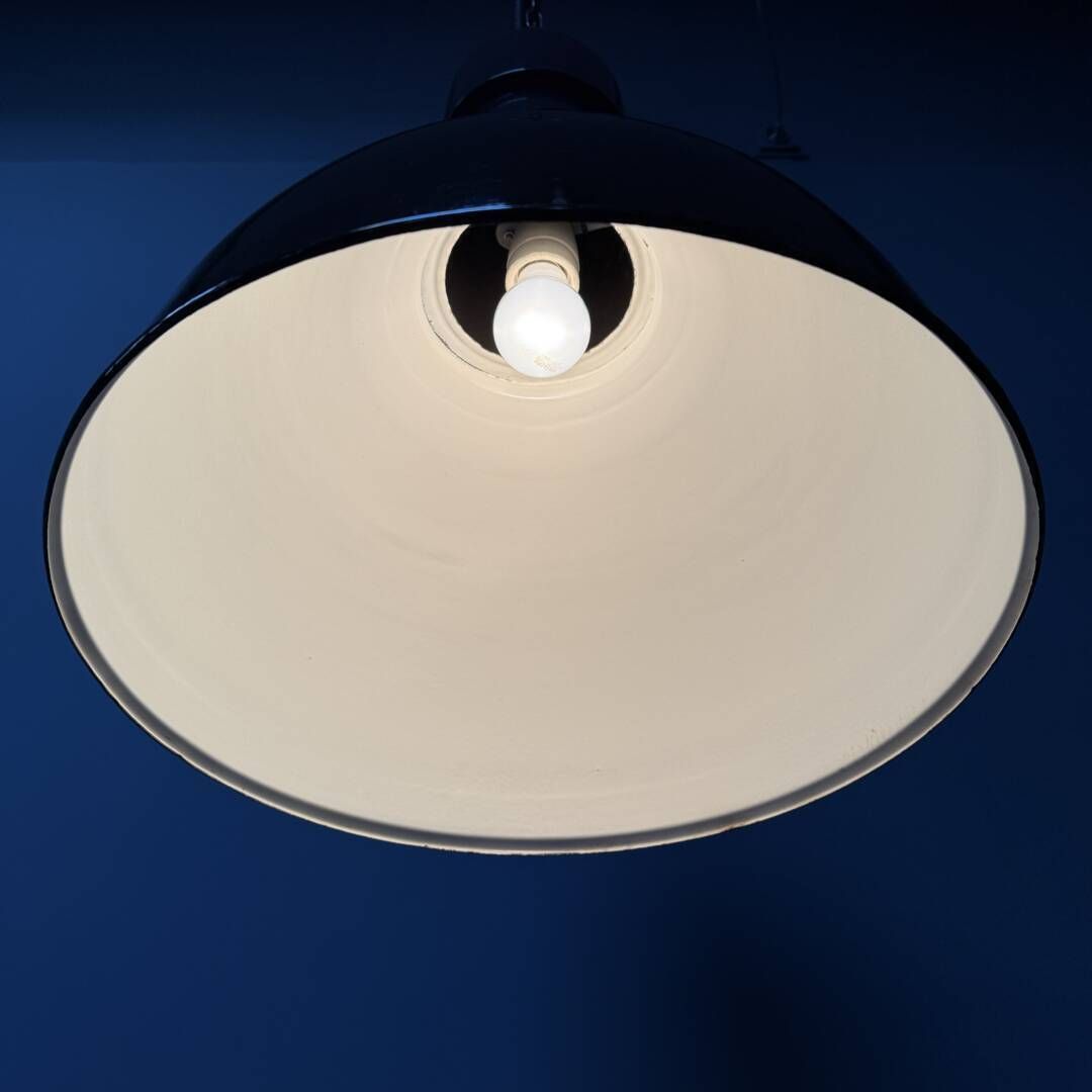 Grote Zwarte Emaille Bauhaus Fabriekslamp photo Verlichting