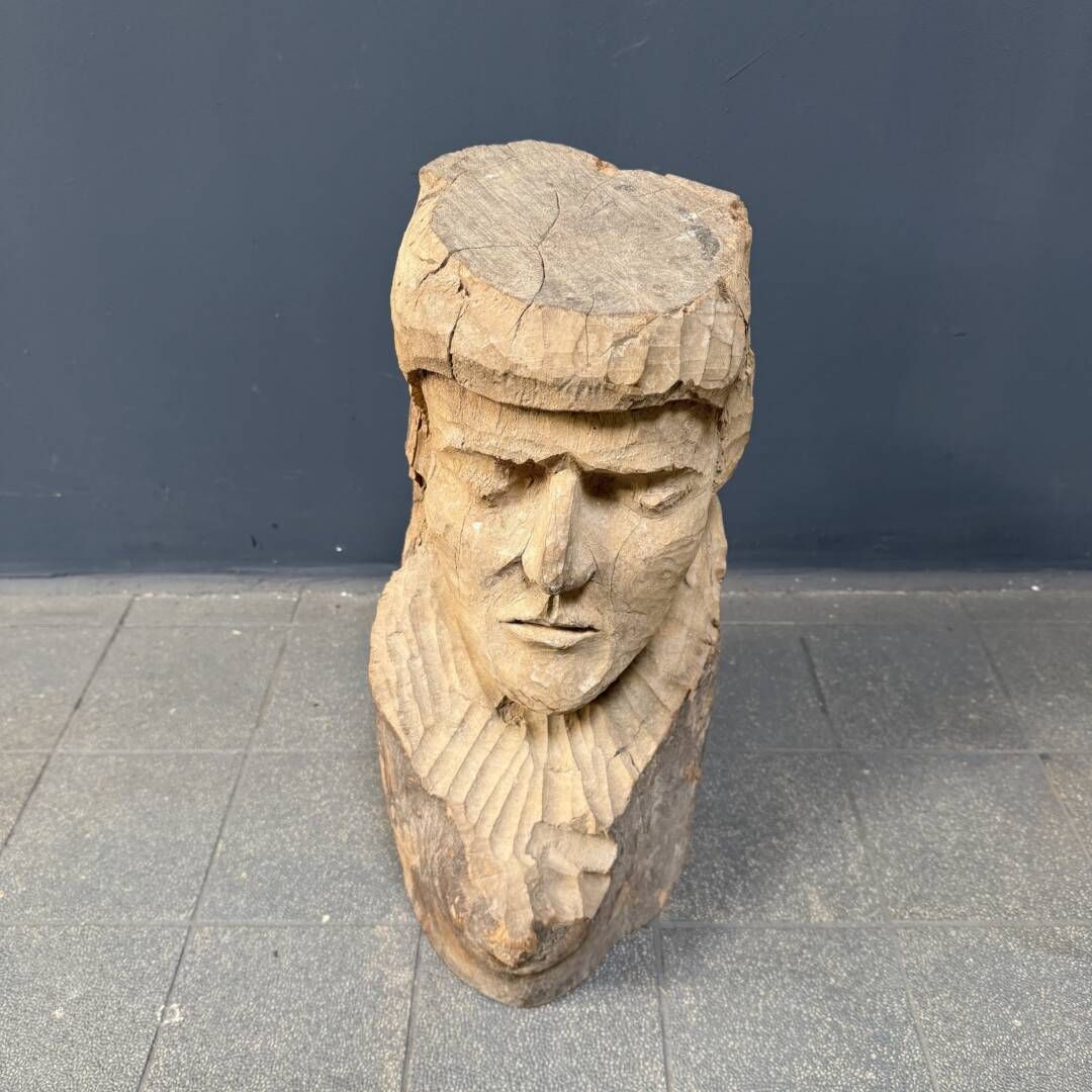 photo vinterior Groot houten hoofd of gezicht, gesneden uit een boomstam