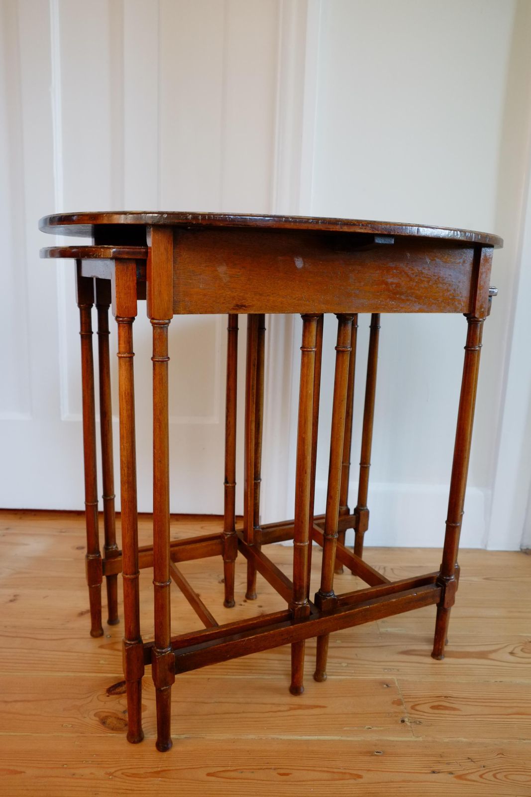 photo vinterior A Tall Set Of 3 Antique Mahogany Oval Nesting Tables. England C.1900