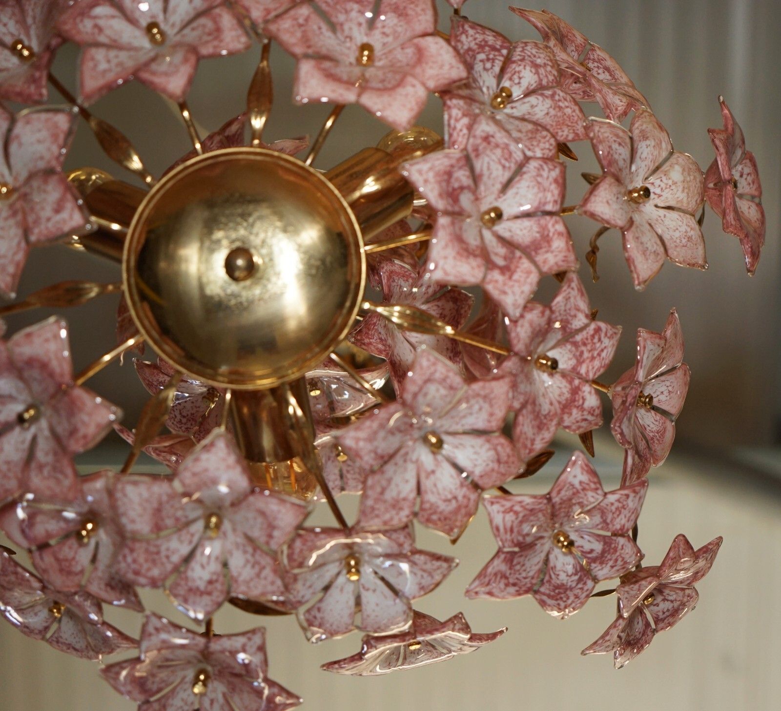 photo vintage Stunning Large Italian Murano Rose Glass Mid Century Modern Floral Chandelier