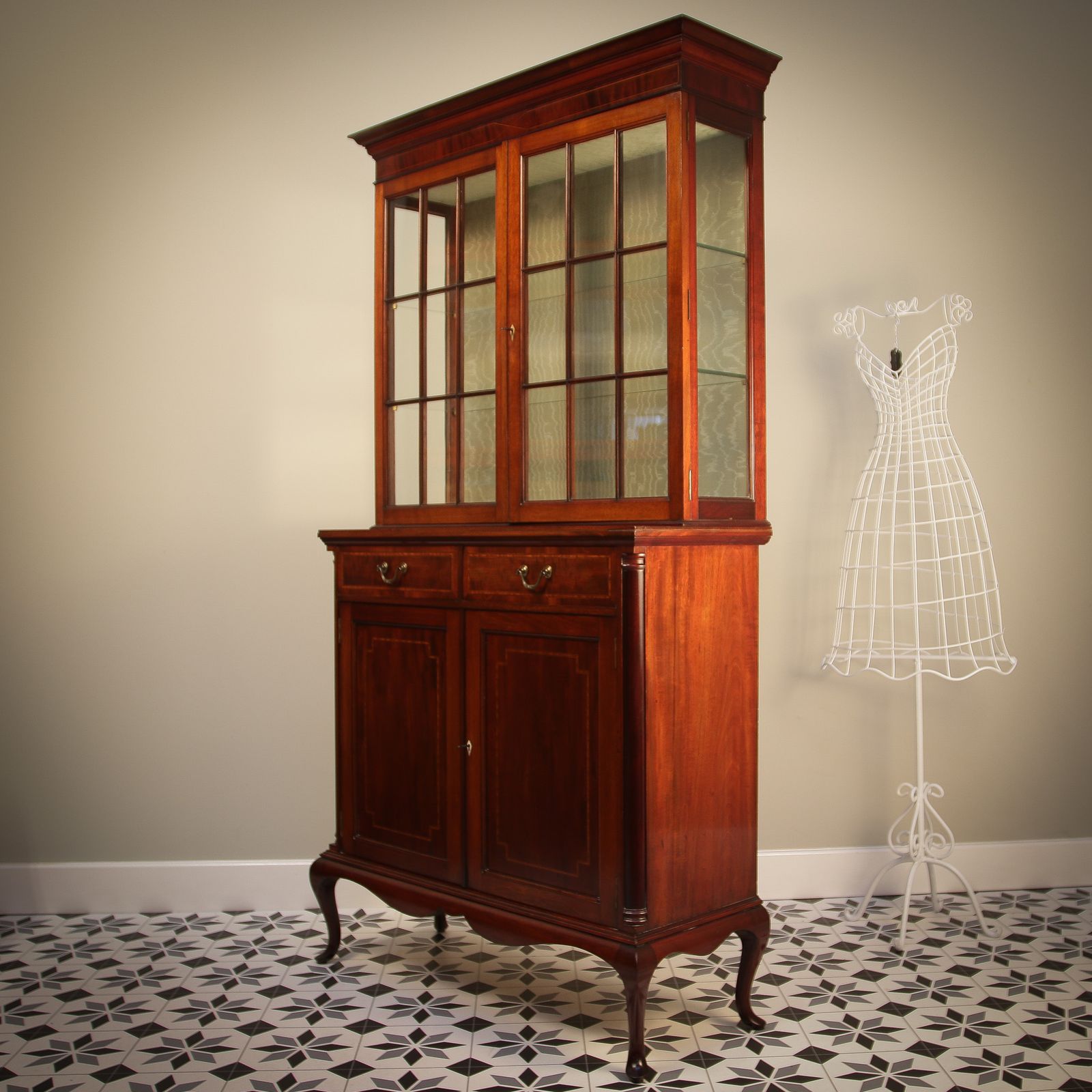 photo vinterior Antique Edwardian Inlaid Mahogany Bookcase On Cabriole Legs.