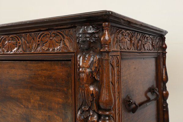 Italian Renaissance Cabinet In Walnut With Carvings, 16th Century photo vinterior