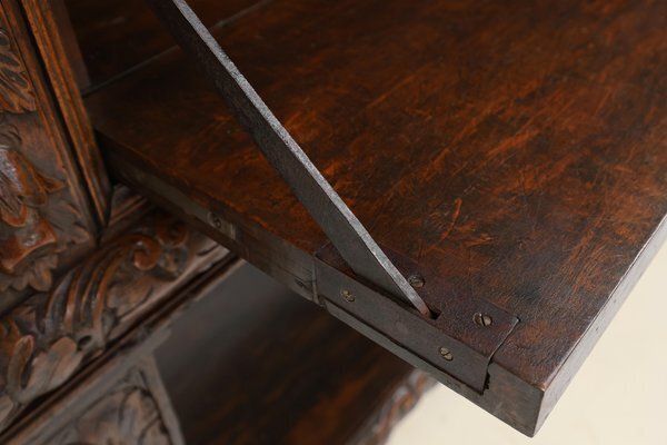 photo vintage Italian Renaissance Cabinet In Walnut With Carvings, 16th Century