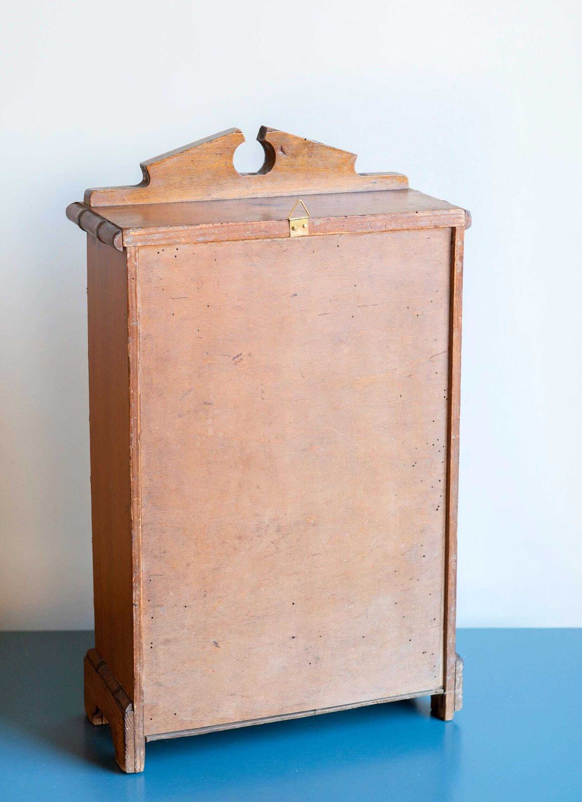 photo furniture Armoire à pharmacie en faux bambou avec miroir, petite armoire en bois rustique d'époque, fabrication française