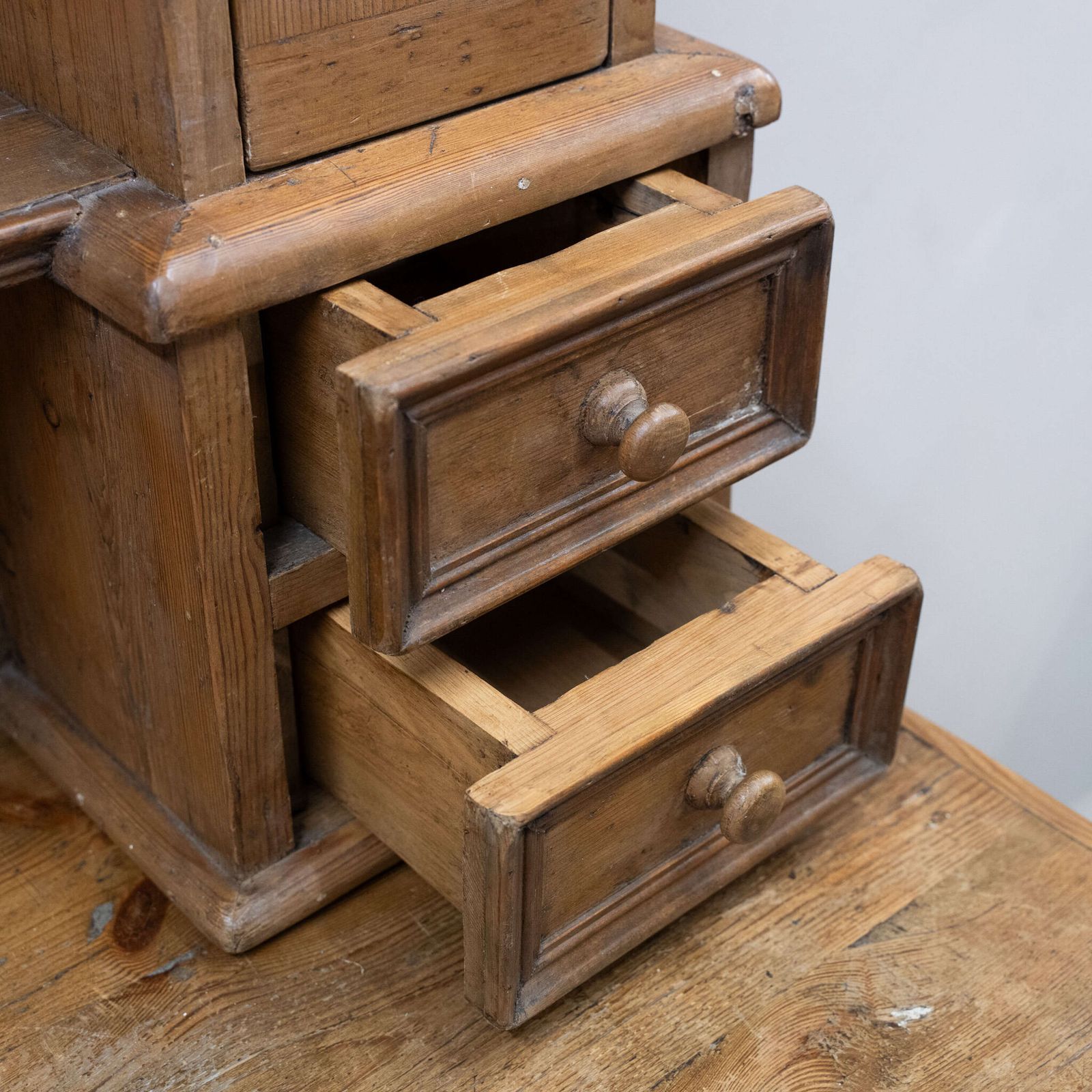 photo vinterior English Stripped Pine Dresser