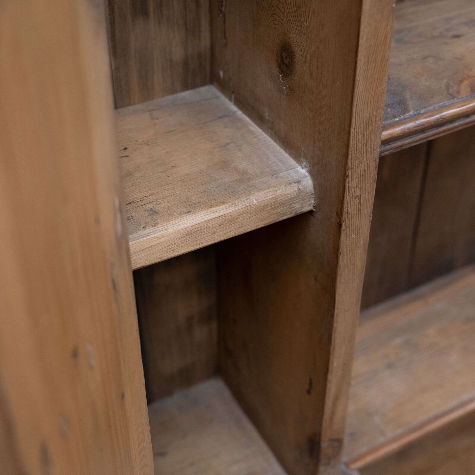 photo vintage English Stripped Pine Dresser