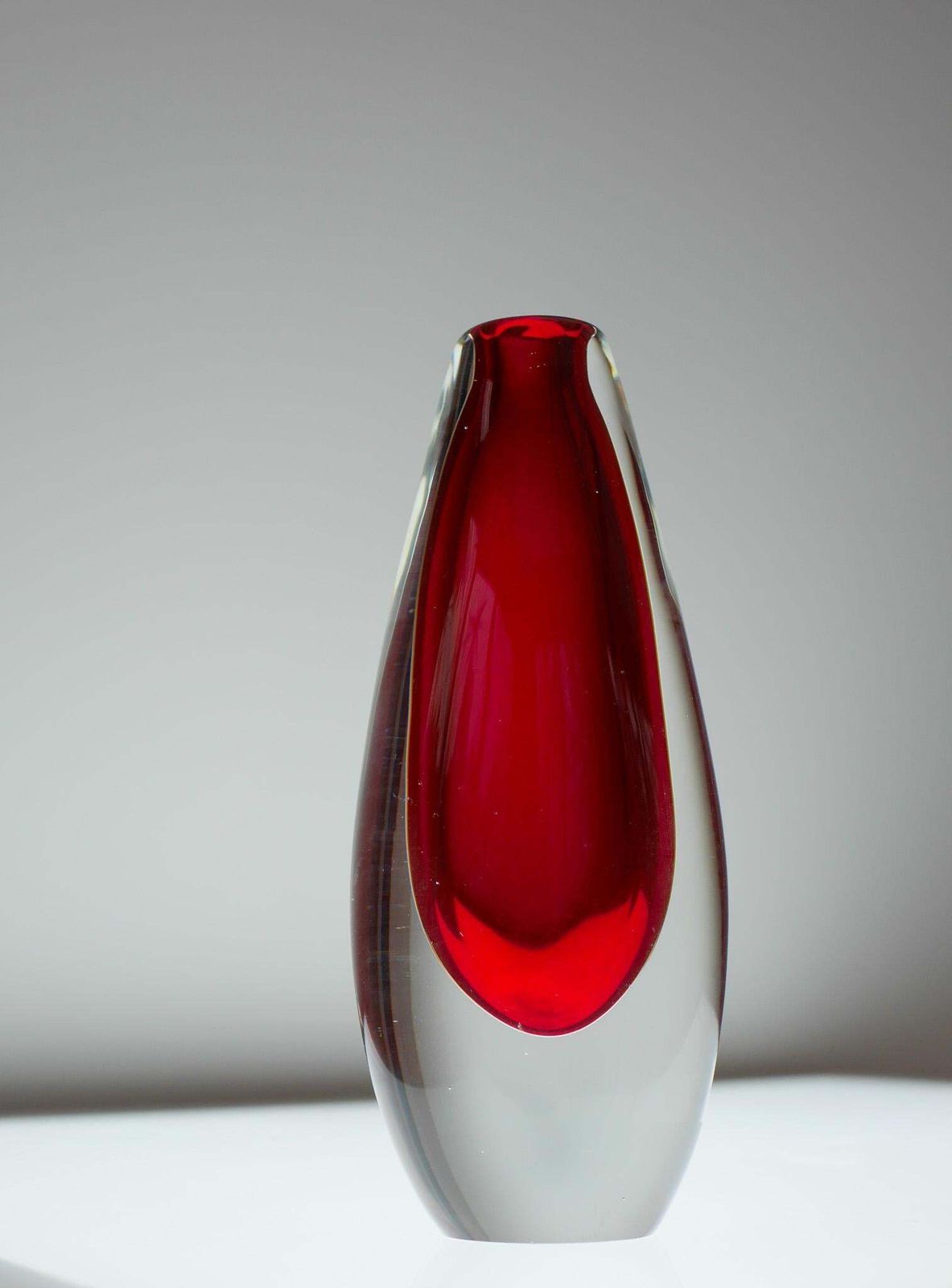 Mid Century Modern Handgeblazen Scandinavisch Helder Rood Sommerso Kunstglas Vaas, Door Ernst Gordon Voor åfors, Zweden photo vinterior