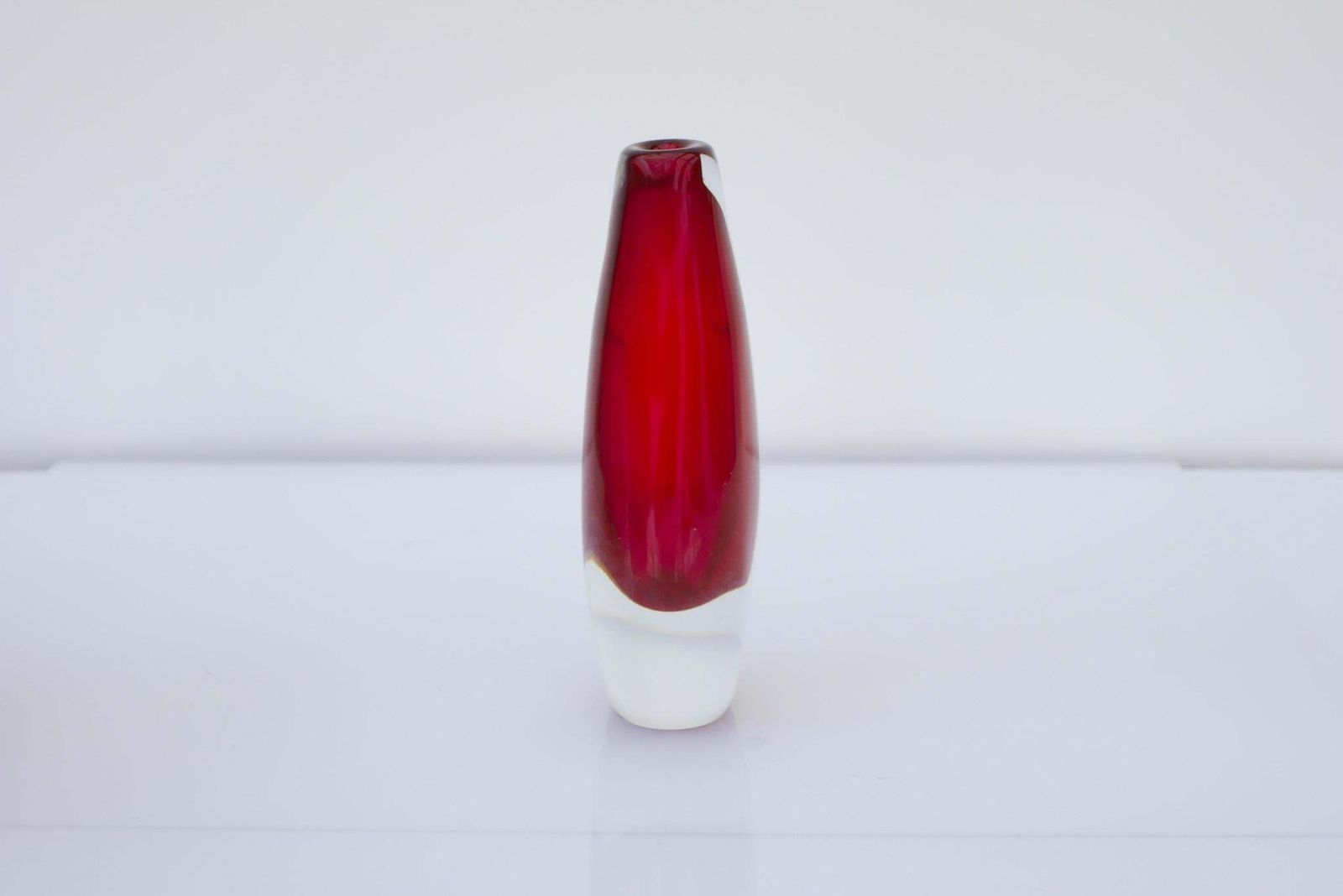 photo furniture Mid Century Modern Handgeblazen Scandinavisch Helder Rood Sommerso Kunstglas Vaas, Door Ernst Gordon Voor åfors, Zweden