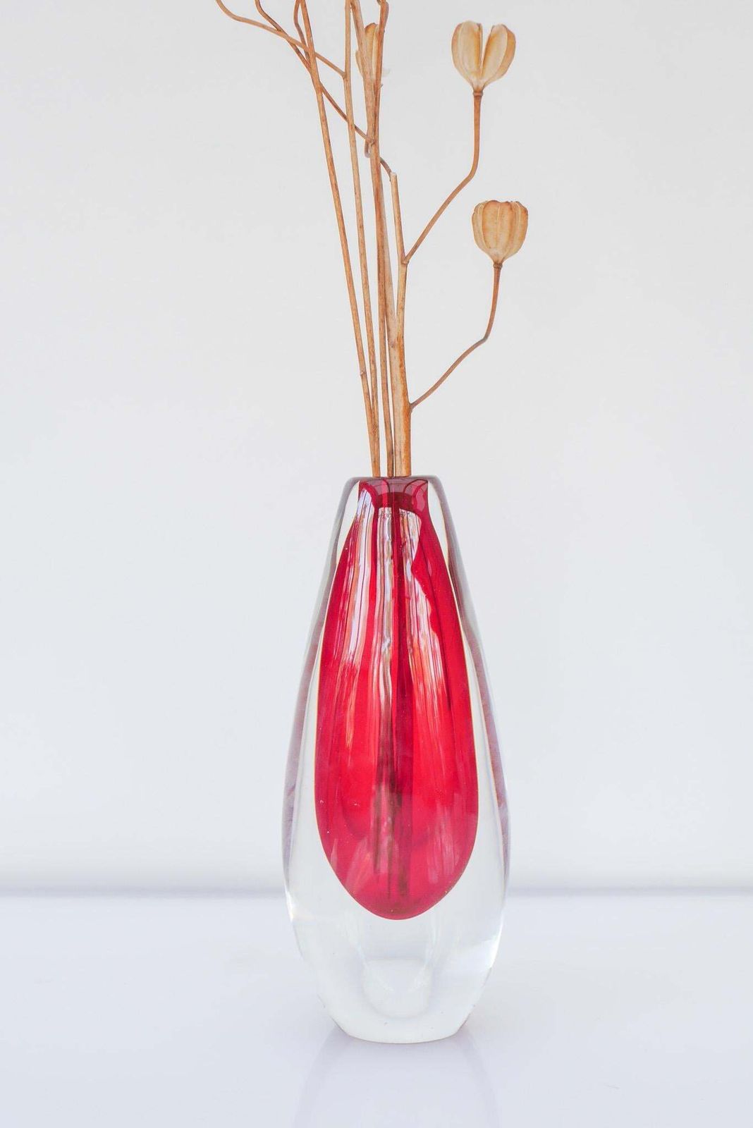 287.0 Mid Century Modern Handgeblazen Scandinavisch Helder Rood Sommerso Kunstglas Vaas, Door Ernst Gordon Voor åfors, Zweden photo