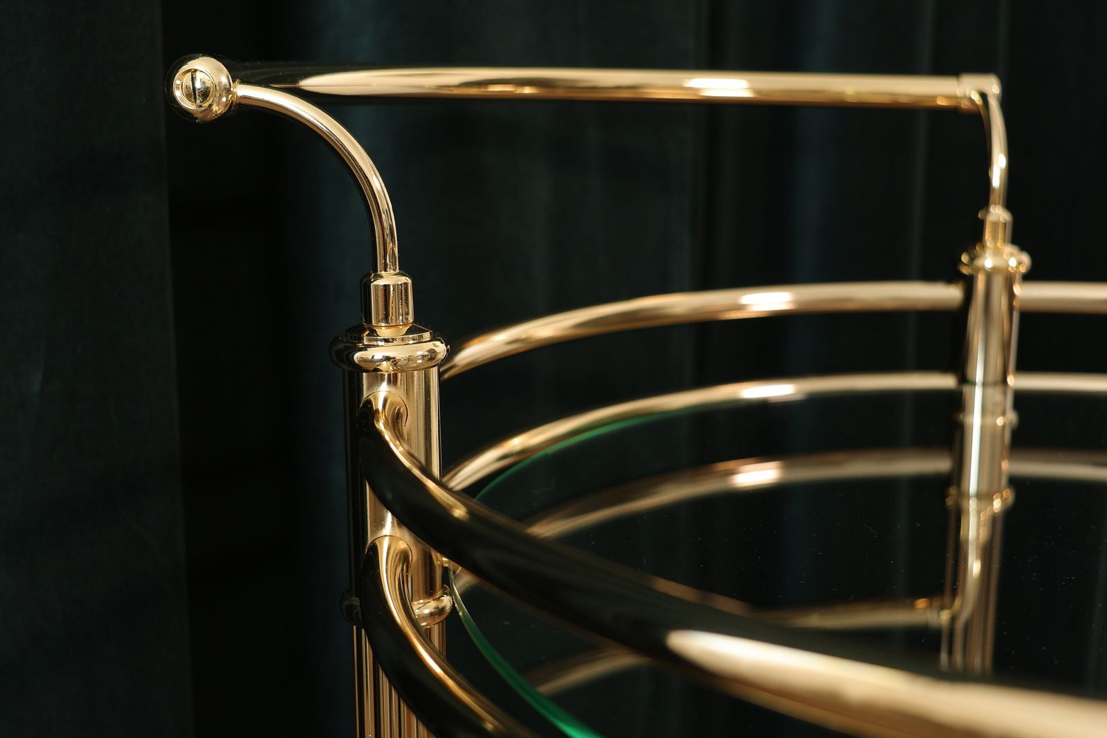 photo furniture Luxury Vintage Gold Round Bar Cart With Glass Shelves For Home Entertainment Stylish Serving Trolley With Wheels For Drinks Cocktail Parties