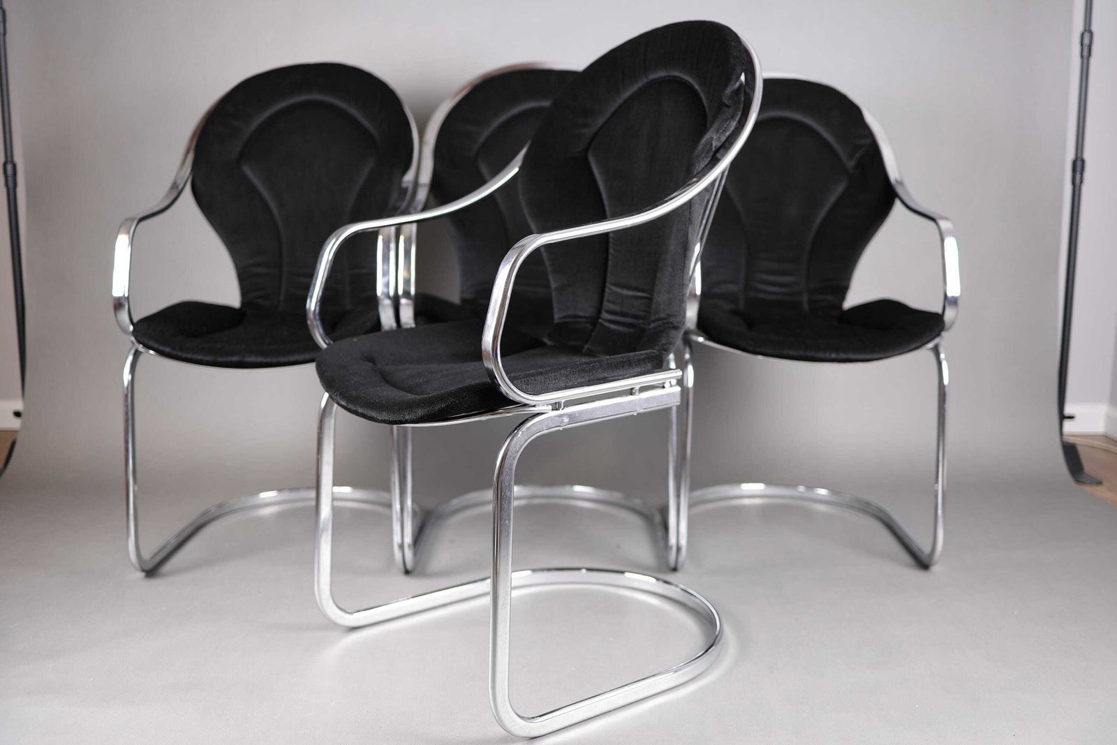 Set Van 4 Gastone Rinaldi Chromen Eetkamerstoelen, Jaren 1970 | Mid Century Modern | Retro Eetkamerstoelen Met Zwarte Kussens