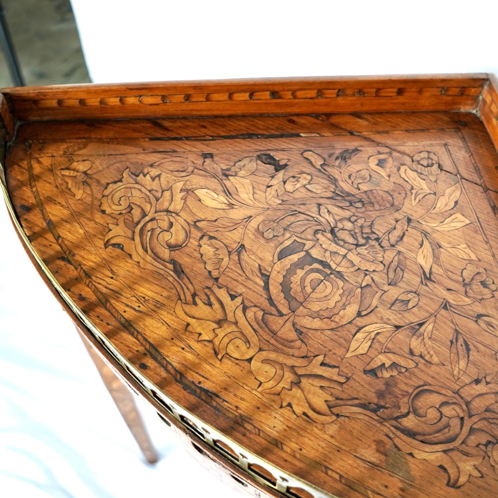 photo vinterior Pair Of 18th Century Dutch Elm Marquetry Corner Tables
