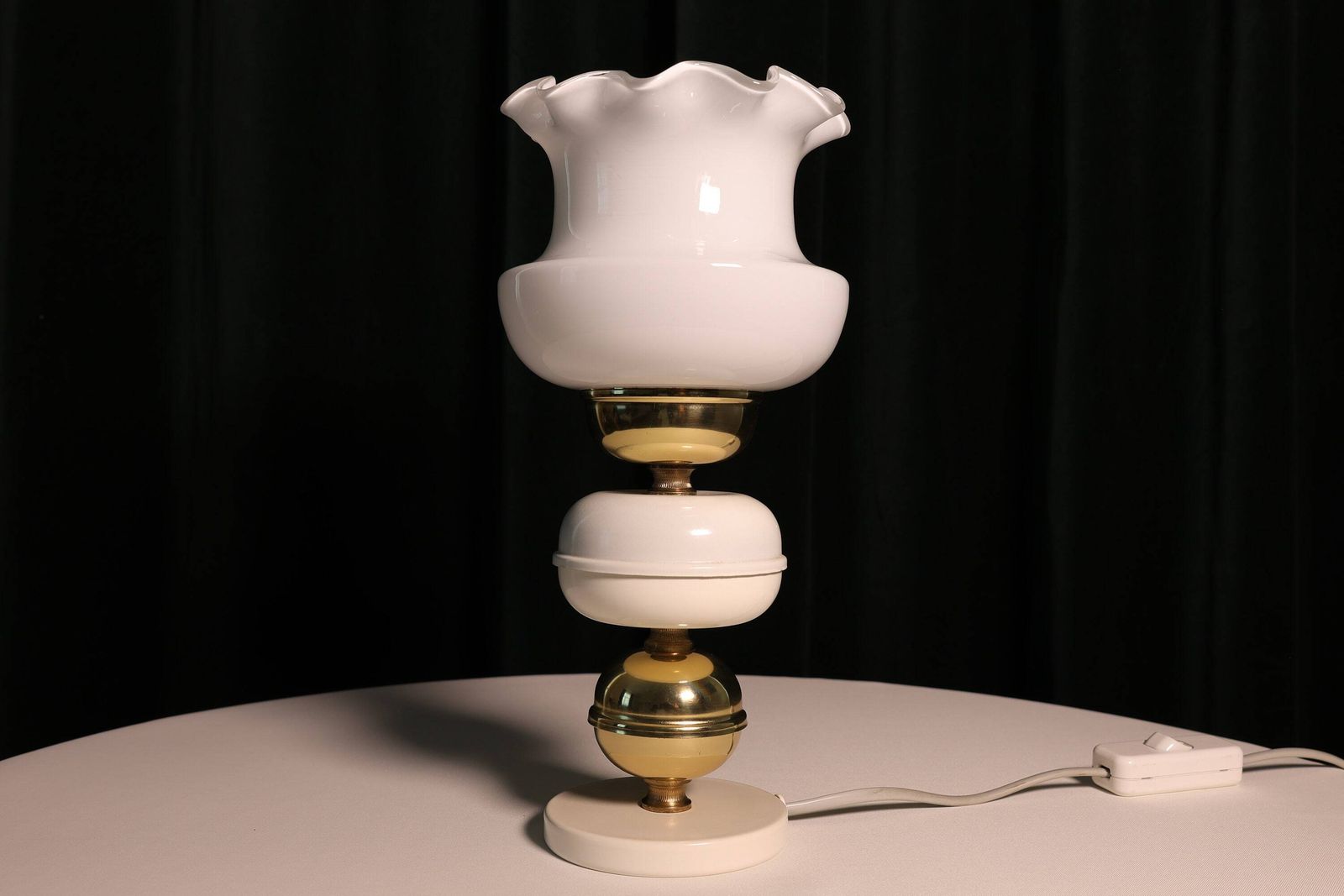 Vintage Table Lamp Elegant White And Gold Lighting Fixture Retro Home Decor Bedroom Living Room Accent Lamp Antique Style Light photo Lighting