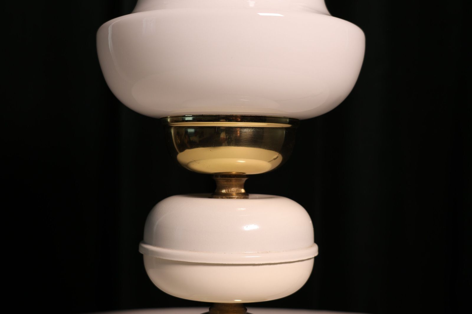 Vintage Table Lamp Elegant White And Gold Lighting Fixture Retro Home Decor Bedroom Living Room Accent Lamp Antique Style Light photo vinterior