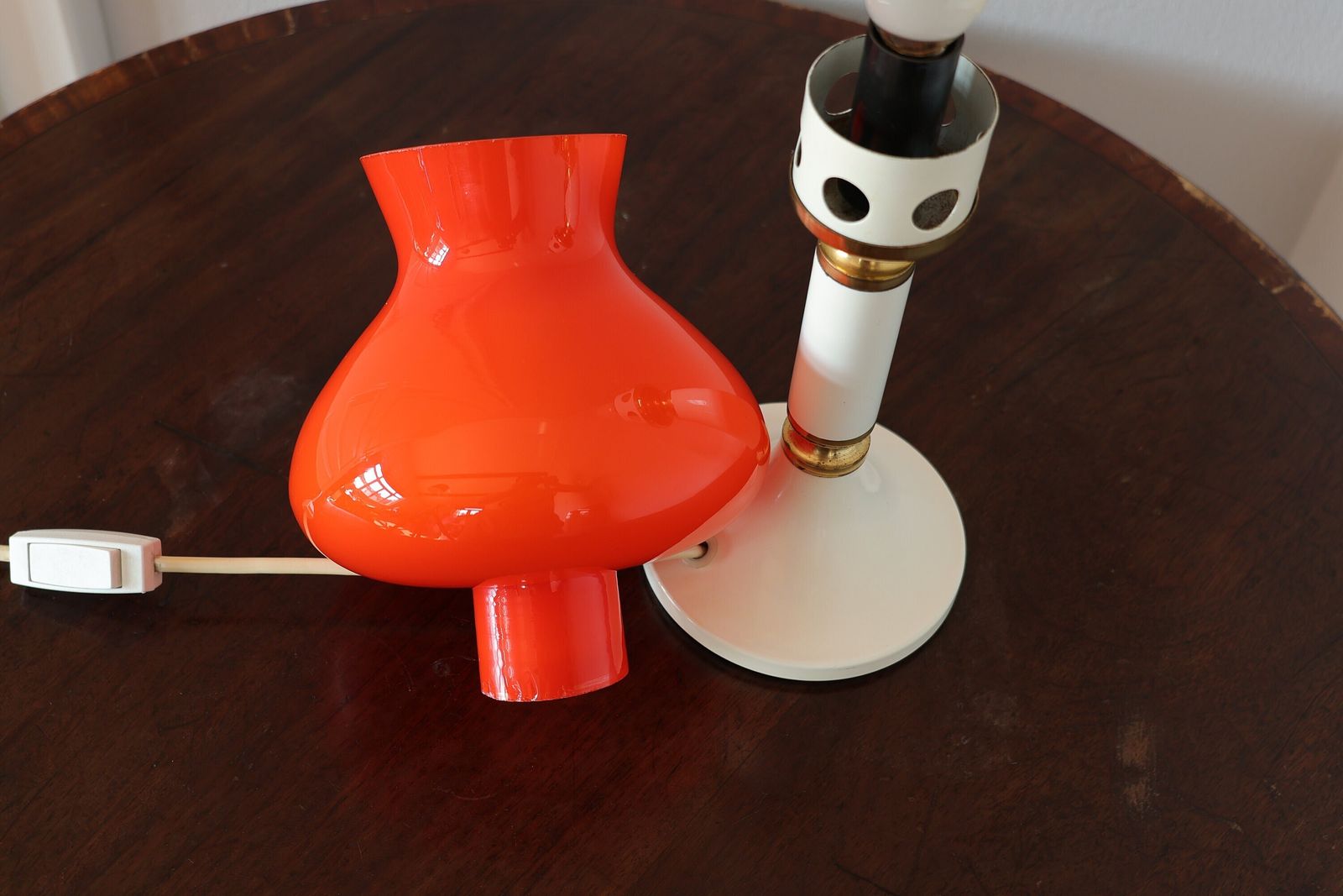 Vintage Mid Century Modern Lamp – Oranje Glazen Kap – Tafellamp – Retro Slaapkamer/Woonkamer – Bureaulamp In Antieke Stijl photo 100.0
