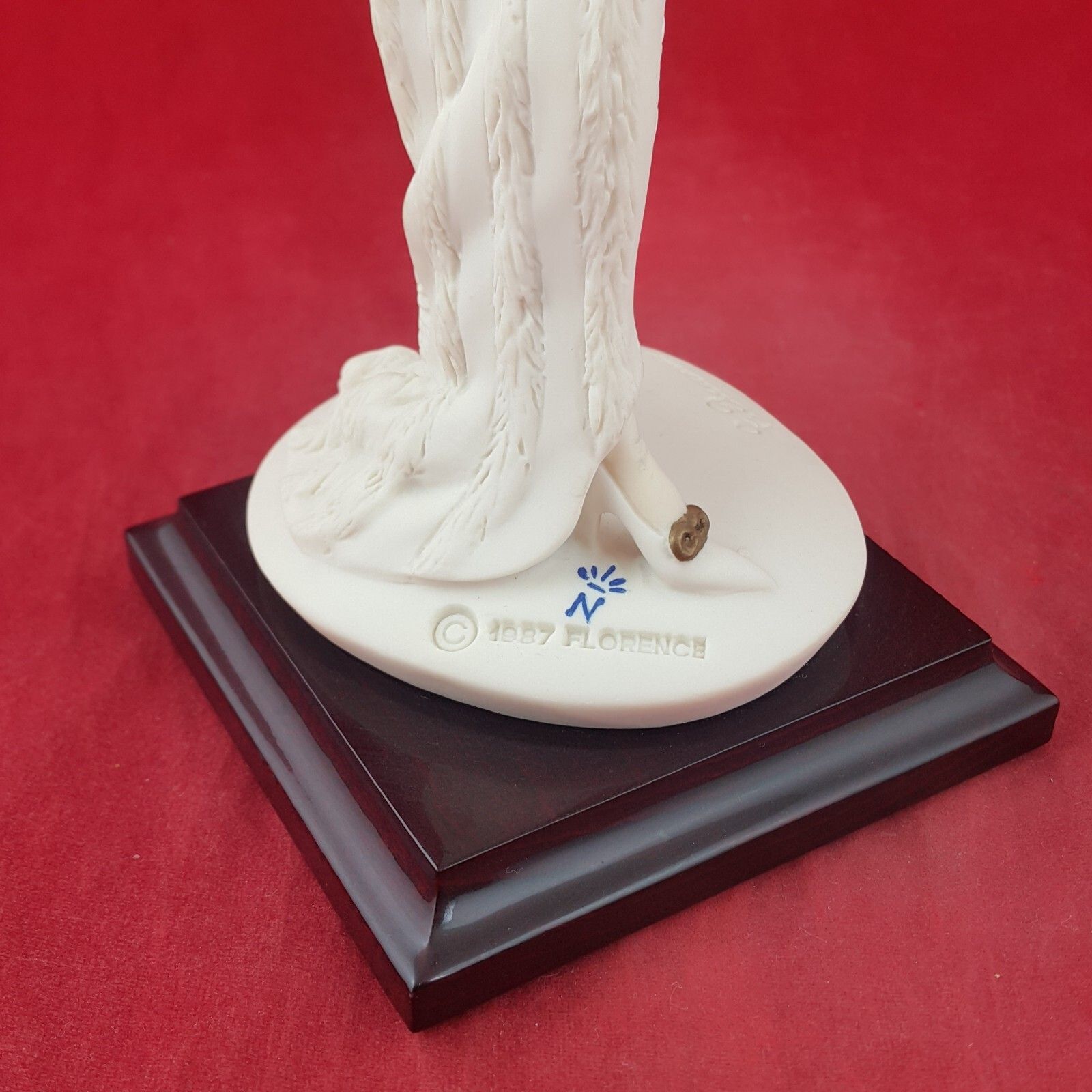 Giuseppe Armani Figuirne Lady With Chain Statue Florence 8716 O/A photo vintage