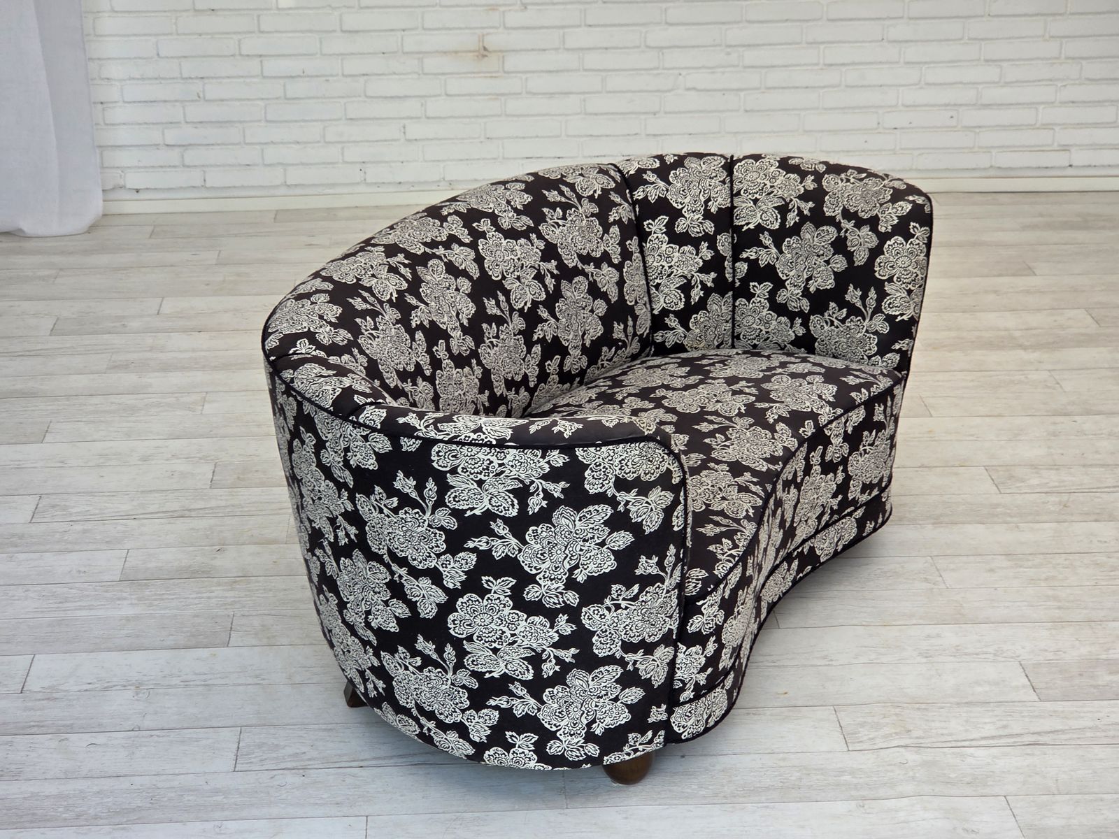 photo vintage 1960s, Danish 2 Seater "Banan" Sofa, Black White Fabric, Beech Wood.