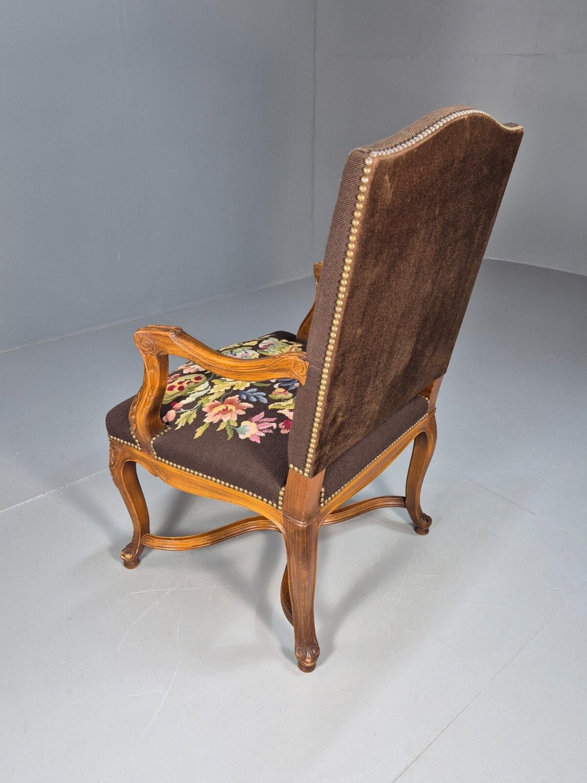 photo vintage Vintage Danish Lounge Brown Floral Oak 17th Century Style Eb8996 Vclo